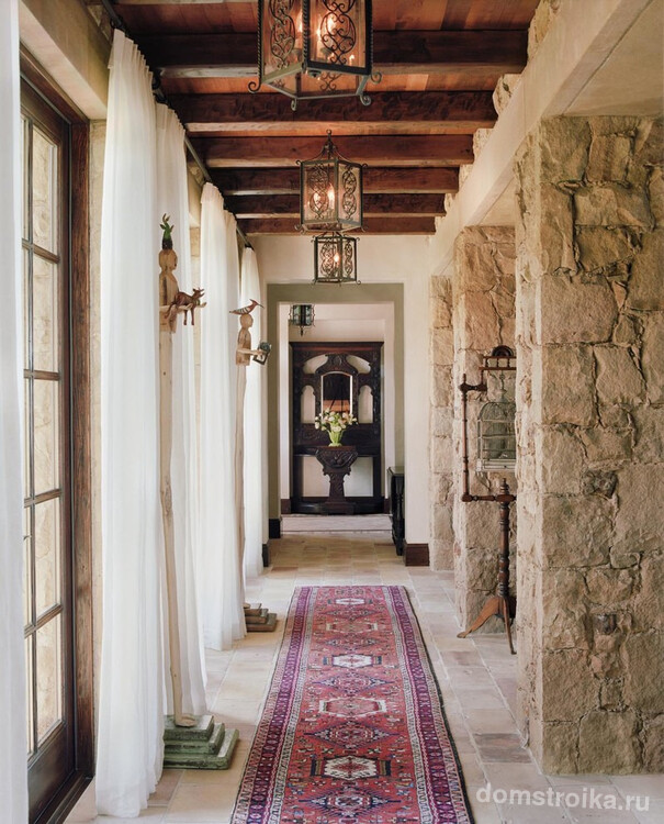 Длинный коридор с каменной отделкой и легчайшим белым тюлем: средиземноморский стиль