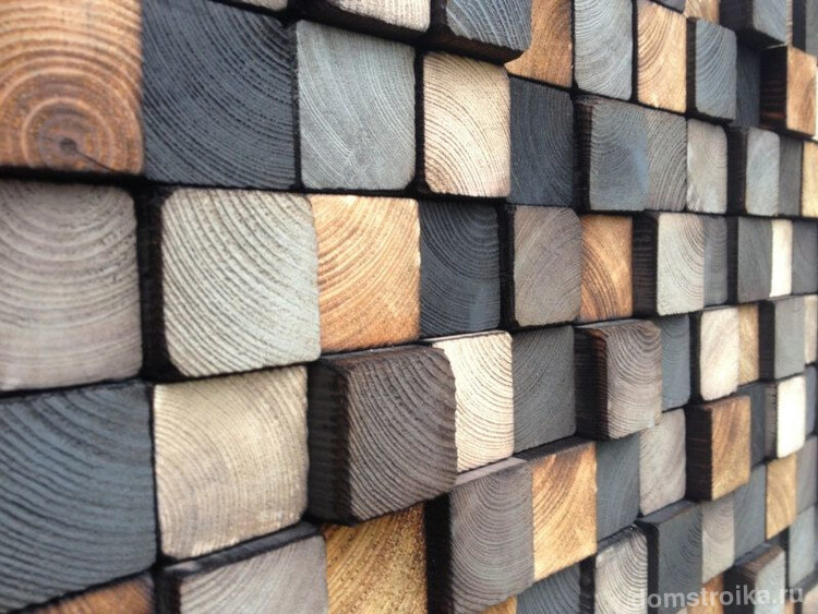Украшение стены спилами деревянных брусьев