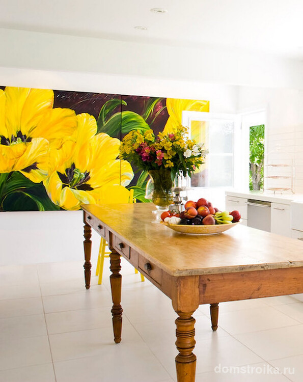 Желтые, бодрящие цветы на картине в кухне