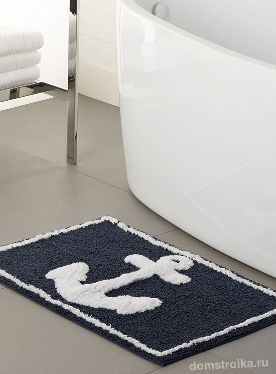 Мягкий ванный коврик поддерживает общий тон в ванной комнате