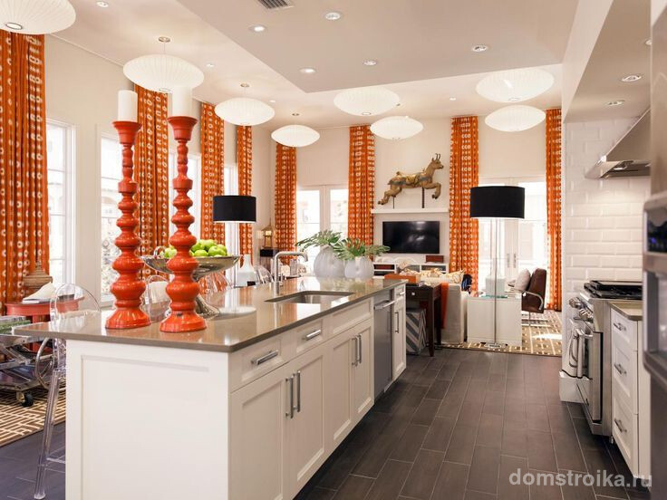 Яркие оранжевые шторы добавят красок в общую картину кухни