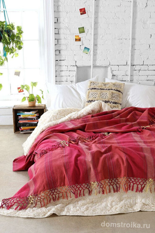 Совмещение двух разных видов и цветов одеял красиво смотрится на постели