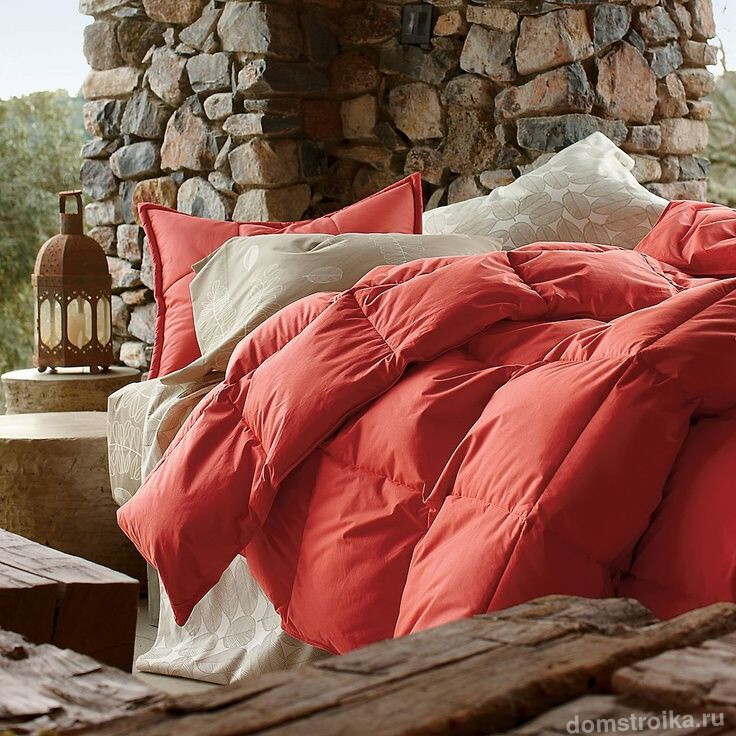 Пуховое одеяло в красном оформлении