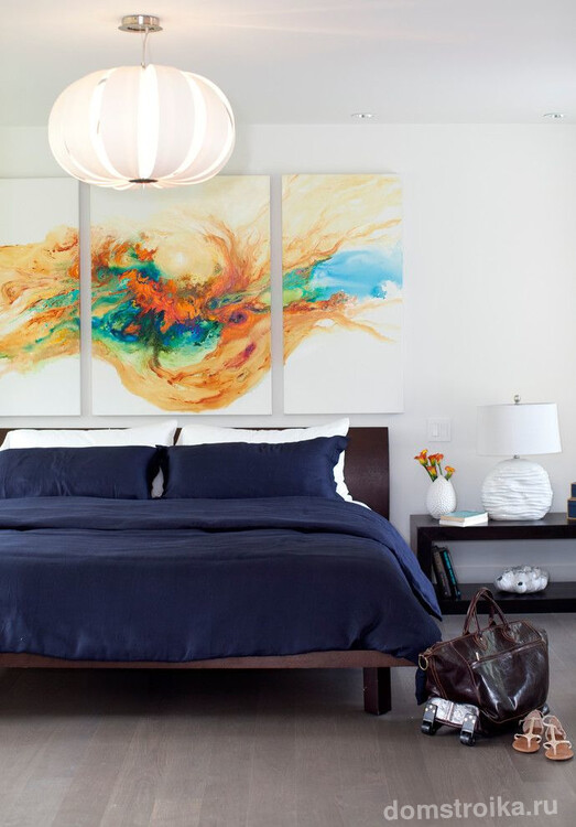 Три модульные картины с яркой абстракцией в спальне