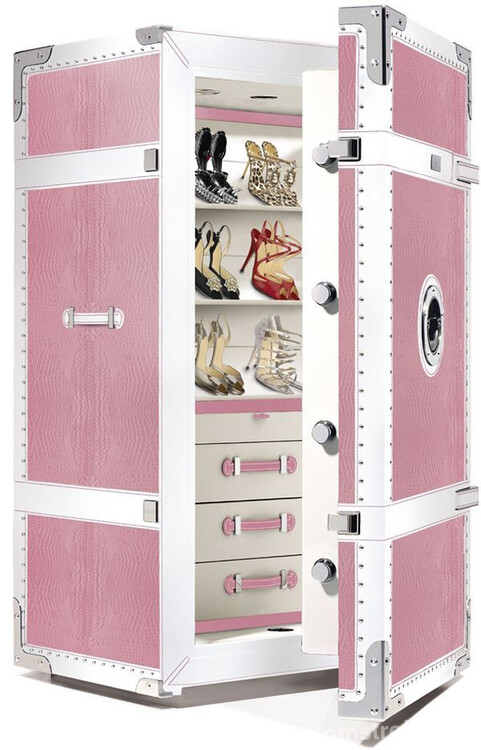 Стильный сейф, выполненный в нежном розовом цвете, надежно сохранит любимые дорогие туфли от именитых дизайнеров