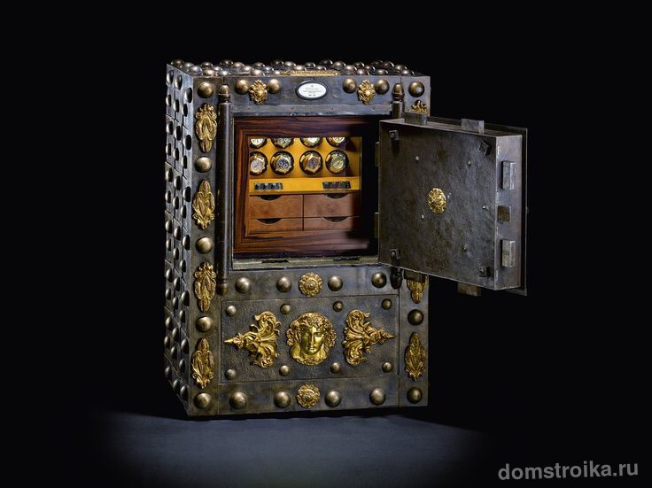 Интересный сейф, олицетворяющий средневековую роскошь