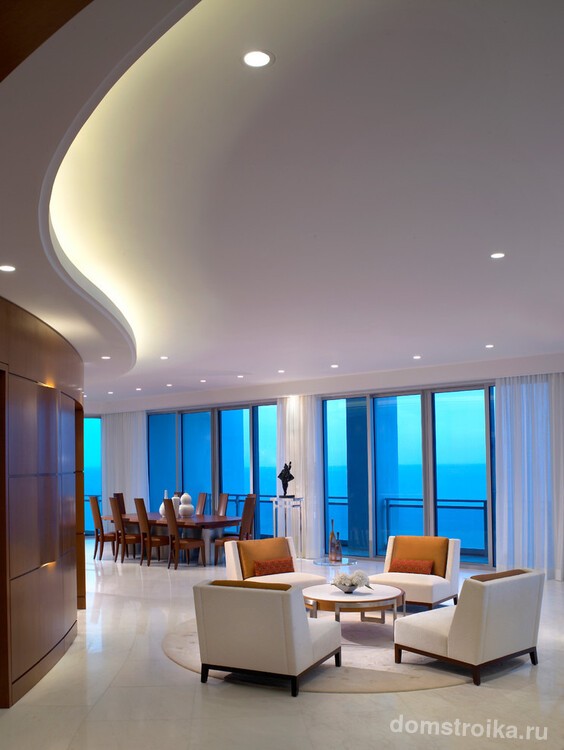 Гипсокартонный потолок в дизайне гостиной-столовой
