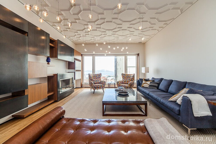 Изящный дизайн современной гостиной: подвесные светильники Bocci и декор всей площади потолка имитацией лепнины