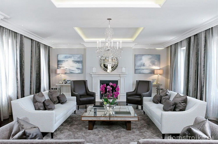 Роскошная хрустальная люстра отлично впишется в интерьер гостиной в стиле современная классика