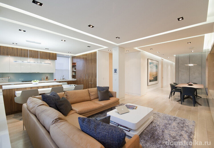 С помощью гипсокартонных конструкций на потолке можно зонировать пространство квартиры-студии