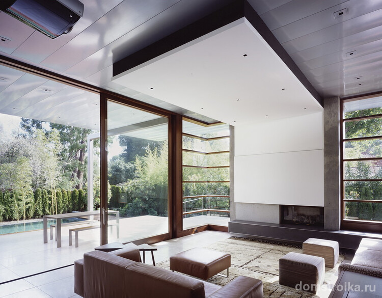 Сочетание навесного потолка из гипсокартона и мдф-панелей в дизайне гостиной загородного дома