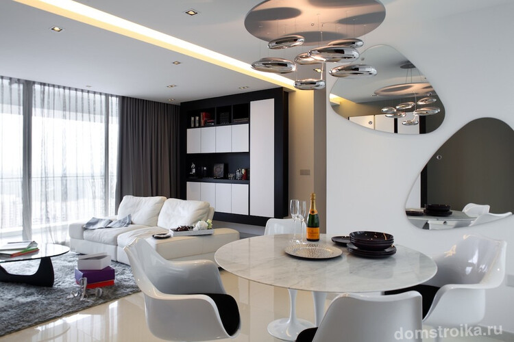 Зеркальные поверхности и неоновая подсветка потолка в интерьер гостиной, оформленной в стиле хай-тек