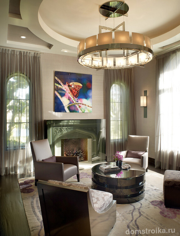 Гармоничное сочетание дизайна многоуровневого потолка и круглой люстры в интерьере гостиной