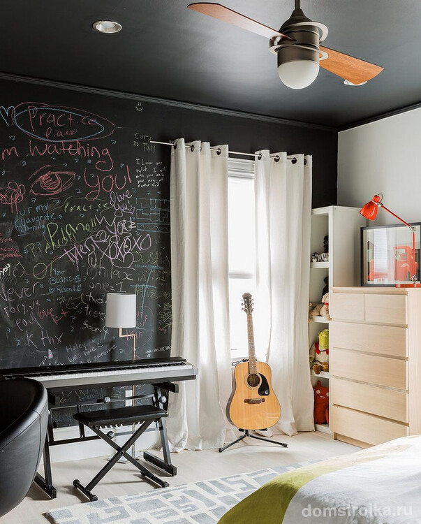 Черно-белая спальня студента: светлый пол, мебель и большие окна с занавесками создают контрасты