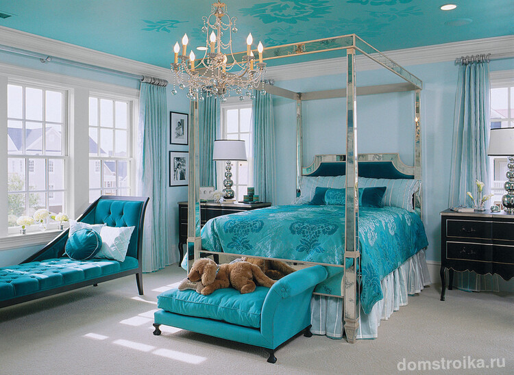 Спальня в голубых цветах с соответствующим тканевым потолком