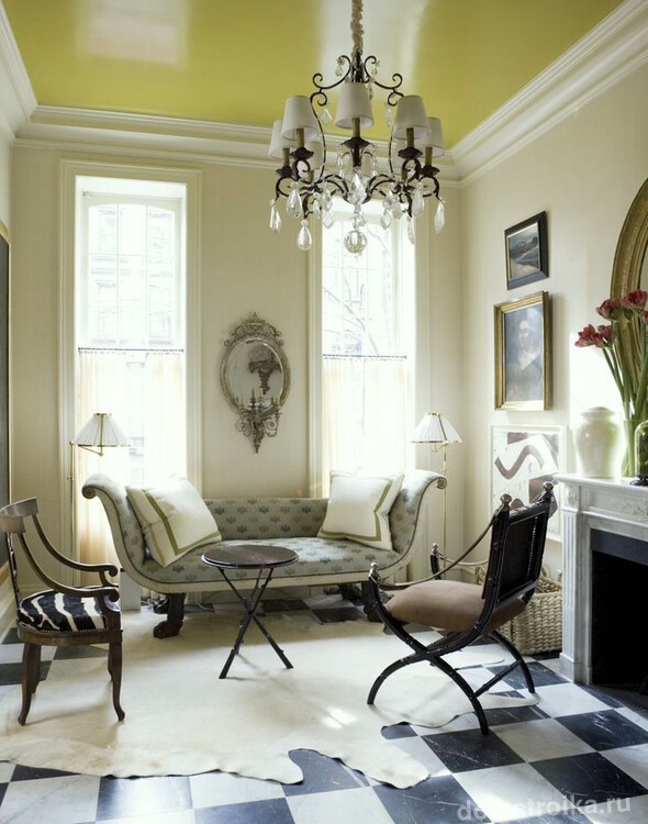 Сатиновый натяжной потолок желтого цвета в комбинации с красивыми белыми потолочными бордюрами