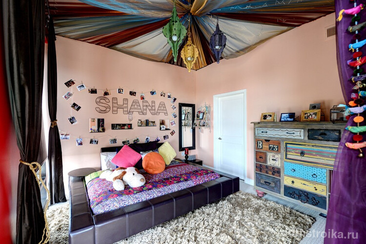 Детская комната в стиле эклектик с тканевым цветным потолком