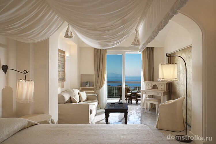 Красивый тканевый потолок в спальне средиземноморского стиля