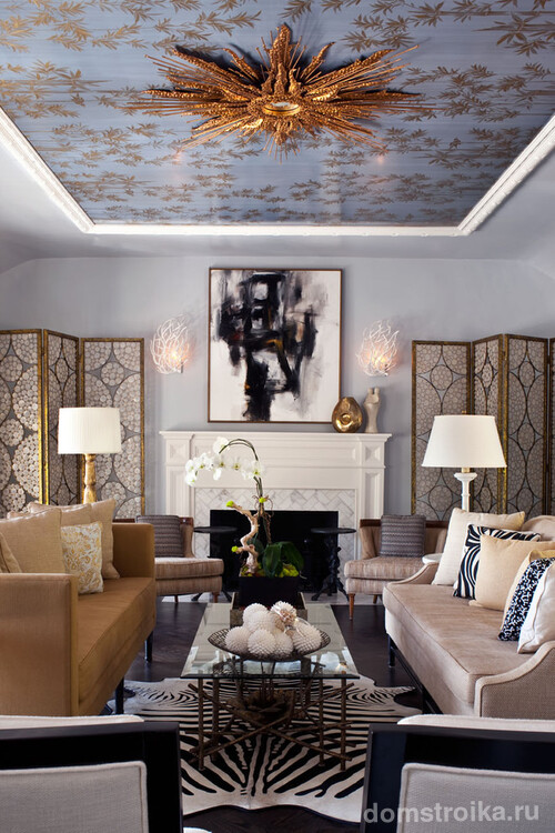 Натяжной тканевый потолок голубого цвета с золотым узором в интерьере гостиной