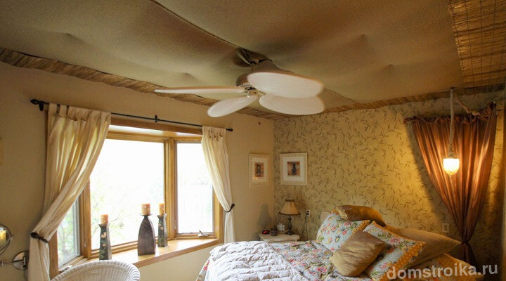 Натяжной тканевый потолок добавит уюта в спальне