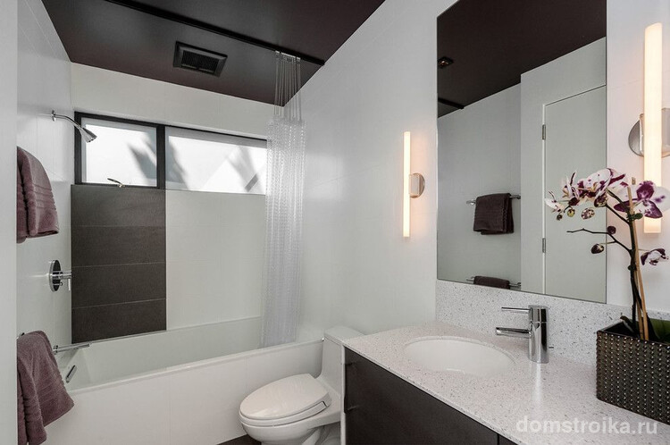 Ванная комната в стиле модерн с гибким карнизом потолочного крепления для функционального разделения на зоны