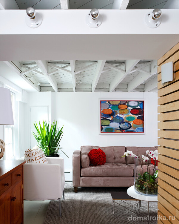 Окрашенный потолок из дерева в квартире в стиле лофт
