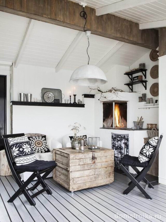Снежный скандинавский стиль с белым потолком и деревянной балкой