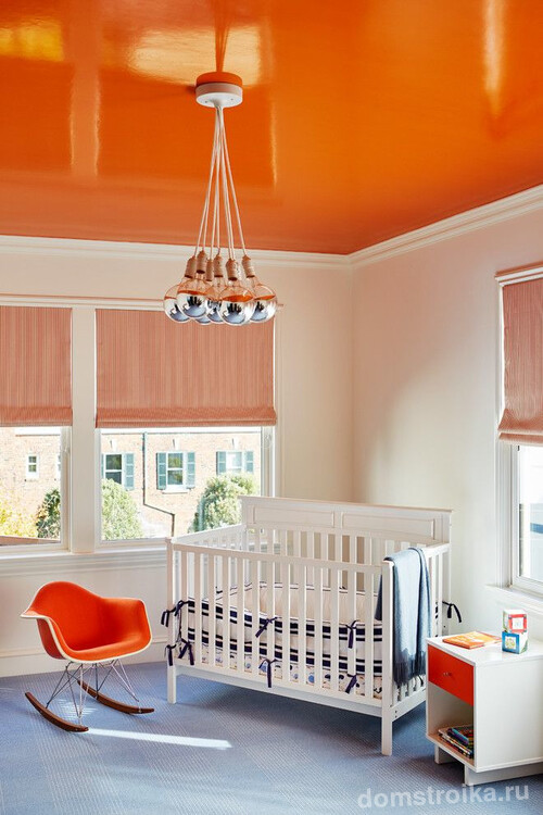Детская комната с глянцевым оранжевым потолком