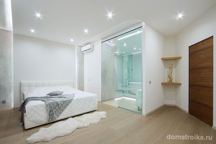 Простой белый потолок из гипсокартона сделает комнату визуально светлее