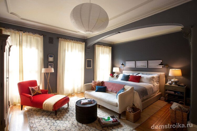 Стильный одноуровневый потолок в спальне в стиле модерн