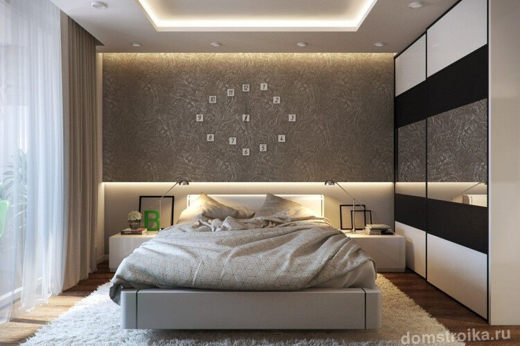 Такой потолок станет изысканным обрамлением современной спальни