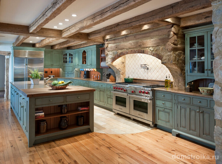Кухня в стиле кантри с массивной каменной аркой над плитой