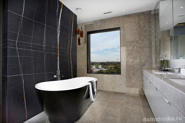 Имитация черного мрамора в ванной комнате также будет выглядеть солидно и стильно