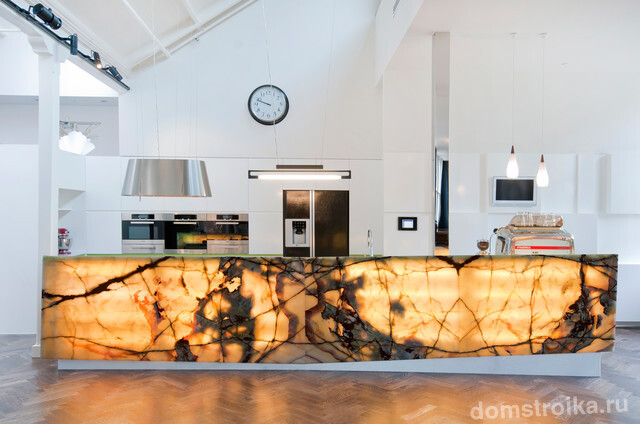 Интересное решение: кухонный остров из оникса с подсветкой