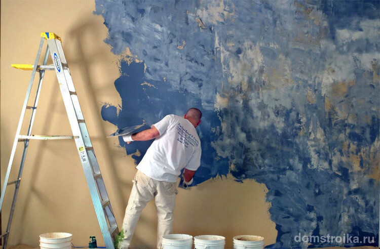 Гладкое, рельефное художественное оформление стен выполняется на третьем этапе работы