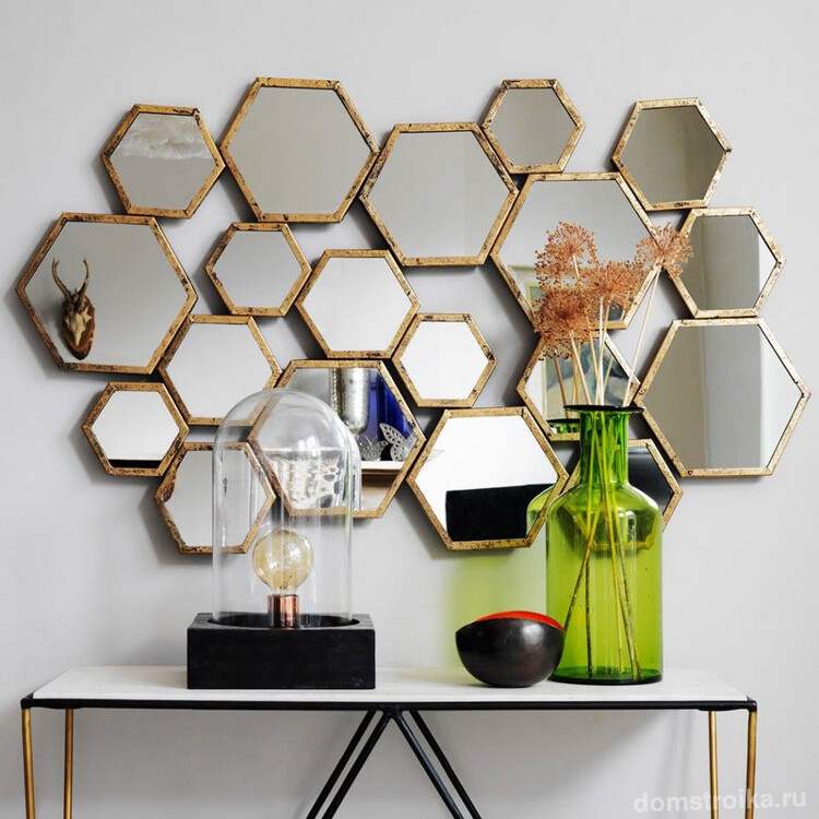 Стену в комнате с использованием зеркал можно украсить разными способами