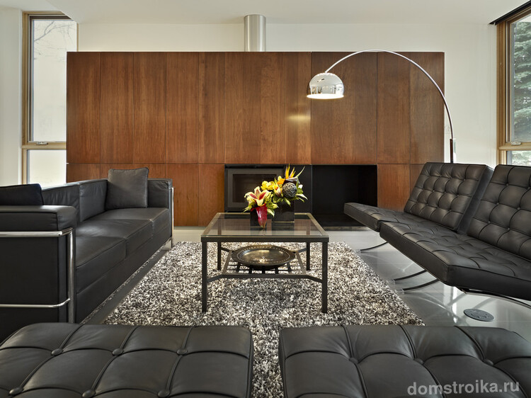 Кожаная мягкая мебель черного цвета в дизайне гостиной