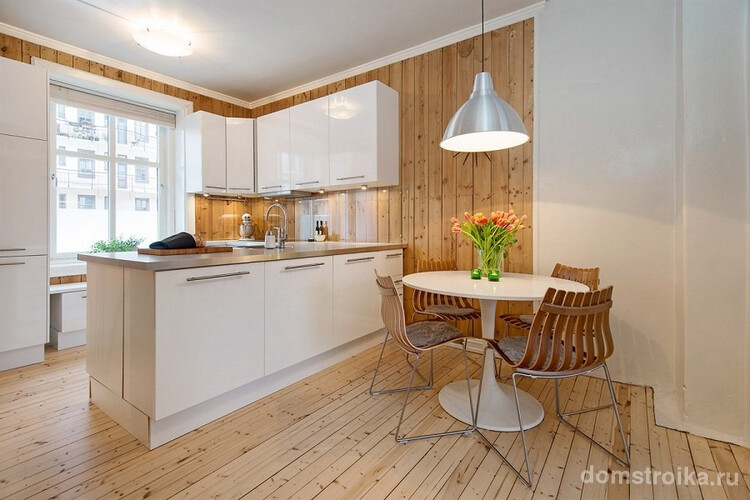 Вагонка, покрытая прозрачным лаком на кухне в скандинавском стиле