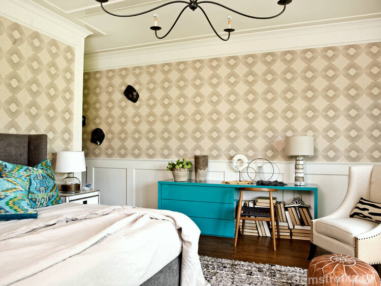В спальне часто используются белые буазери квадратной формы поясного типа. Остальную часть стены украшают обоями светлых оттенков с рисунками
