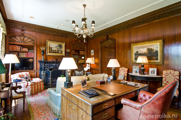 Деревянные буазери в домашнем кабинете с резной мебелью, картинами в золотых рамках и раритетным камином