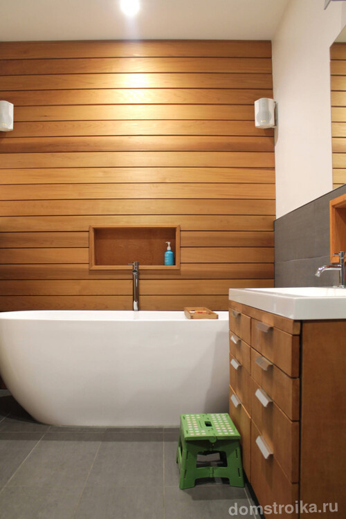 Надежность дерева подтверждает и тот факт, что его используют для отделки стен в помещениях с повышенной влажностью - в ванных комнатах