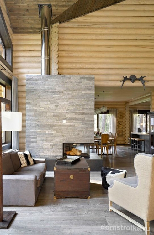 Блок-хаус создает чувство, что дом сделан из цельных пород дерева. Поэтому крайне важно выбирать для интерьера нейтральные оттенки мебели, а для потолка и пола использовать древесину, можно даже других оттенков