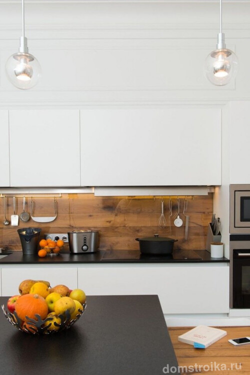 Деревянные панели имитации бруса на кухонном фартуке, защищенные стеклом