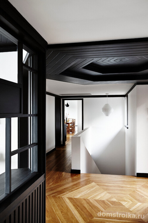 Стильный контрастный интерьер прихожей с окрашенной имитацией бруса на потолке