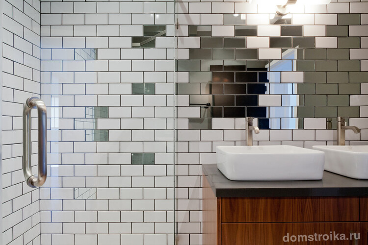 Декор стены ванной комнаты зеркальной плиткой небольшими фрагментами