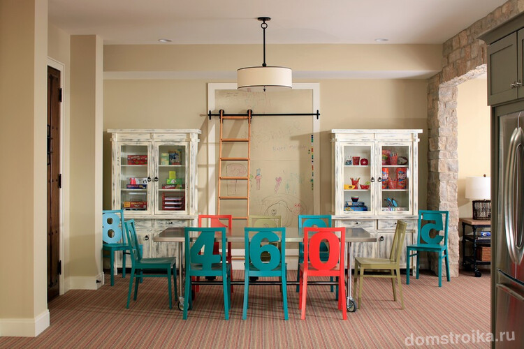 Детская комната в стиле шебби-шик с зоной для рисования маркером
