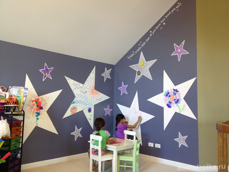 Красивые стены с маркерным покрытием в интерьере детской комнаты