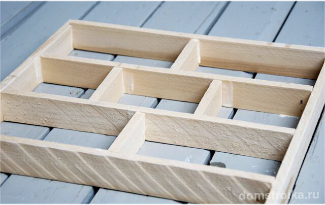Шаблон, сделанный из деревянных досок для имитации кирпичной кладки