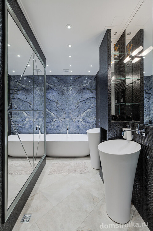 Эксклюзивный дизайн ванной с облицовкой стен слэбами голубого гранита