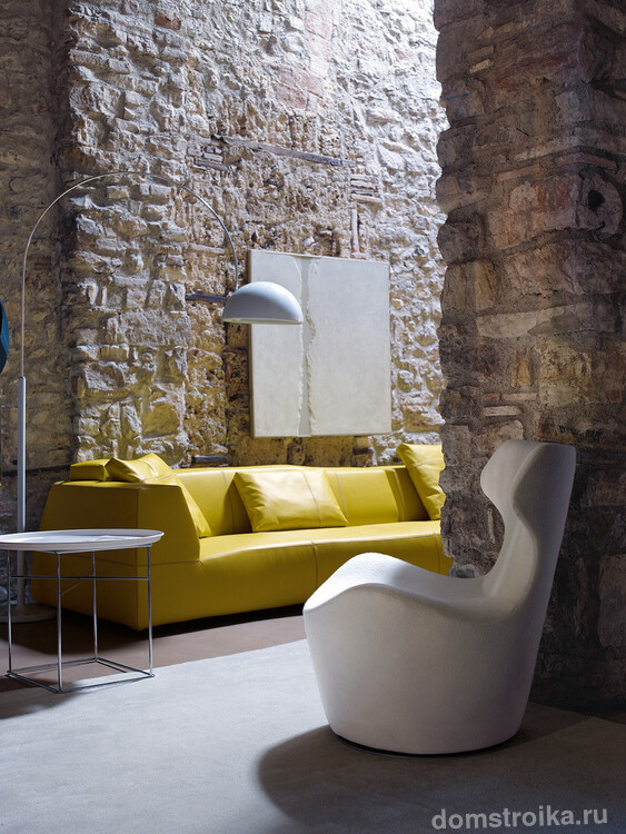 Потрясающий, дышащий свежестью, интерьер с дизайнерской мебелью от B&B Italia (диван Bend Sofa - Патриция Уркиола, кресло Piccola Papilio - Наото Фукасава) и полностью покрытыми декоративным камнем стенами